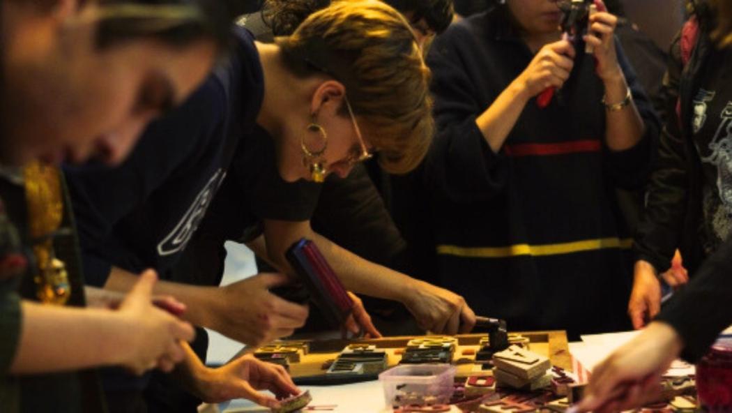 Taller de grabado en el pabellón 5A Leo en la FILBo 