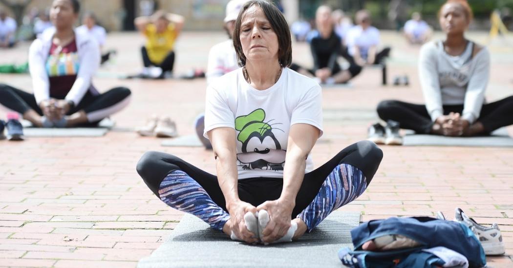 Mujer haciendo yoga