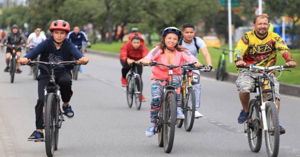 Personas manejando bicicleta