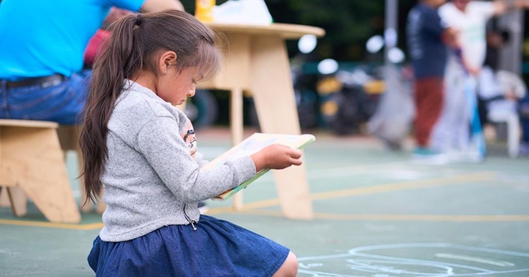 Niña leyendo