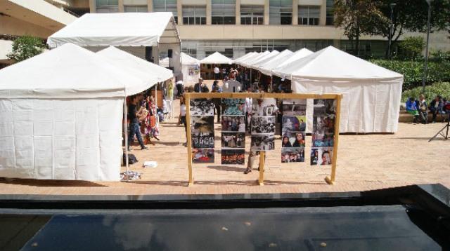 Foto de carpas en un espacio público de Bogotá