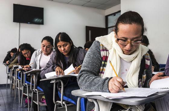 Adultos en el colegio - Foto: Secretaría de Educación