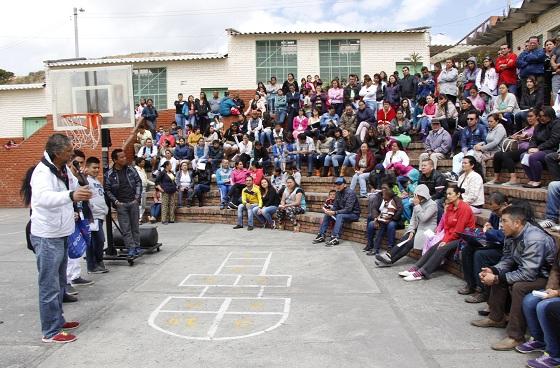 Mandatario local con la comunidad - Foto: Alcaldía Local de Ciudad Bolívar