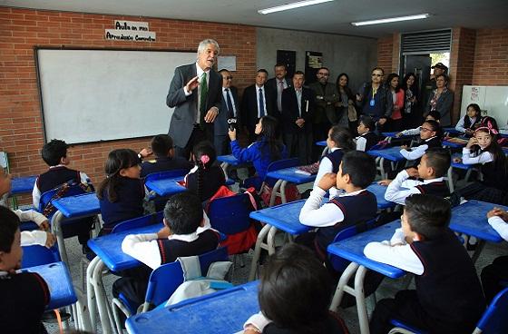 Alcalde con estudiantes de la ciudad - Foto: Prensa Alcaldía Mayor / Camilo Monsalve 