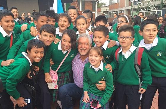 Alcalde con estudiantes de la ciudad - Foto: Prensa Alcaldía Mayor / Camilo Monsalve 