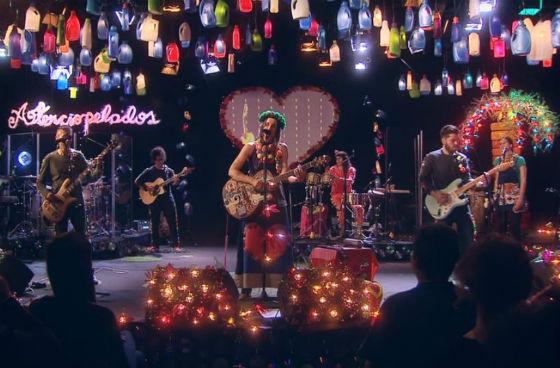 Aterciopelados - Imagen tomada del video 'Bolero Falaz'