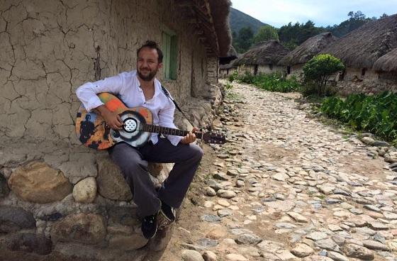 Cesar López con guitarra - Foto: Archivo personal de Cesar López