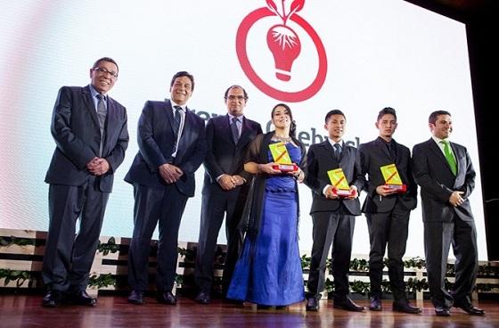 Profesora y alumnos con su mención de honor - Foto: Archivo Corporación Unificada Nacional de Educación Superior (CUN)