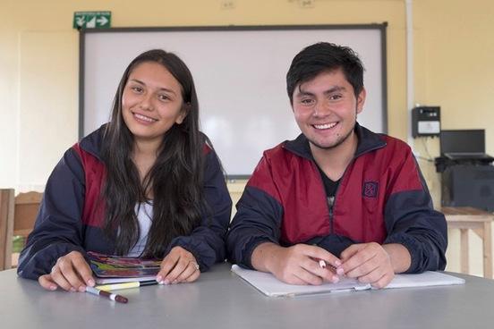 Estudiantes participan en encuesta - Foto: Secretaría de Educación