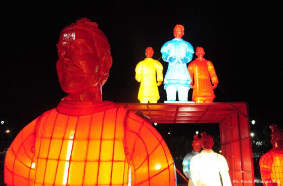 Disfrute la exhibición gratuita de ‘Las linternas de los guerreros de terracota’ en el Festival Iberoamericano de Teatro