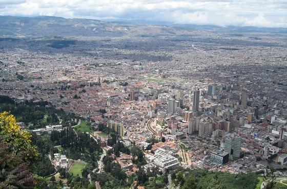 Panorámica de Bogotá - Attribution-ShareAlike 2.0 Generic (CC BY-SA 2.0), con modificaciones - Foto: Marcelo Träsel - www.flickr.com