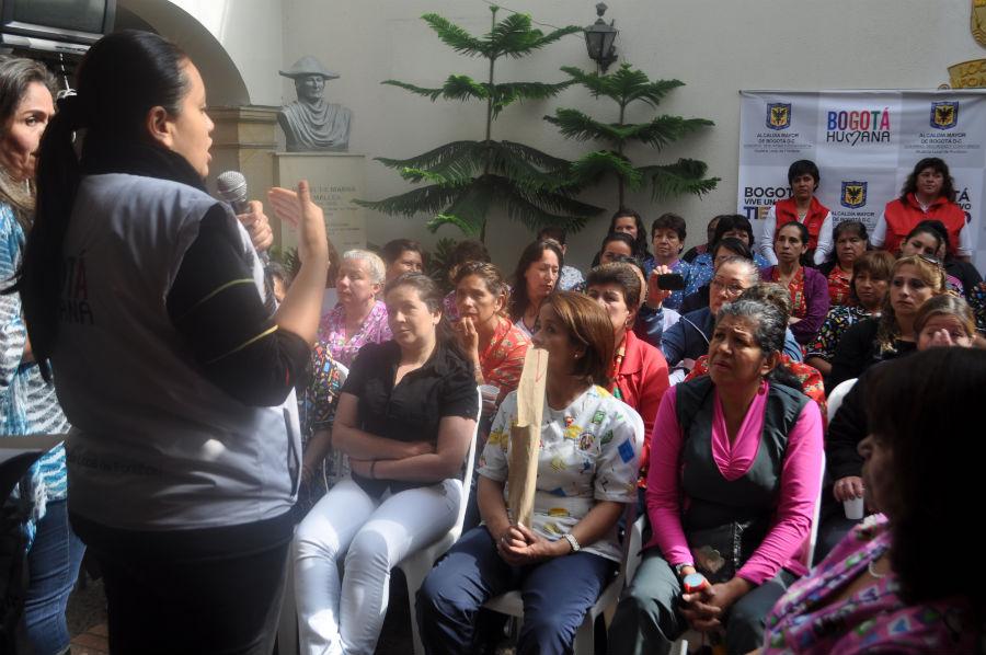 Mujer de cabello castaño se dirige a la comunidad.