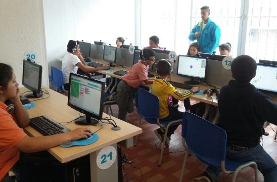 Jóvenes apropiándose de las tecnologías - Foto: Secretaría Distrital de Integración Social (SDIS)