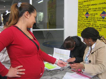 Mujer gestante recibe bono canjeable 