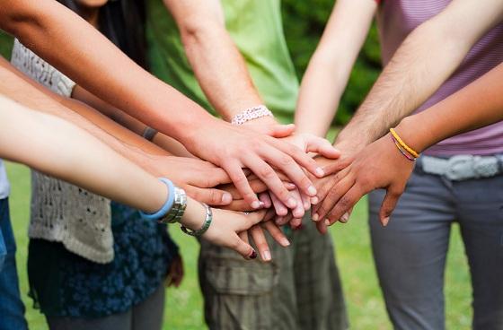 Manos unidas de jóvenes - Foto: blog.zonajobs.com