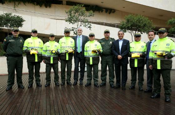 Regalo a policías - Foto: Diego Bauman-Alcaldía Mayor de Bogotá