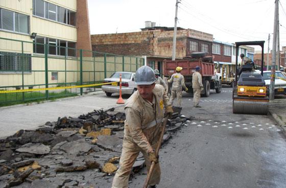 En Bogotá hay héroes que arreglan vías sin cobrar