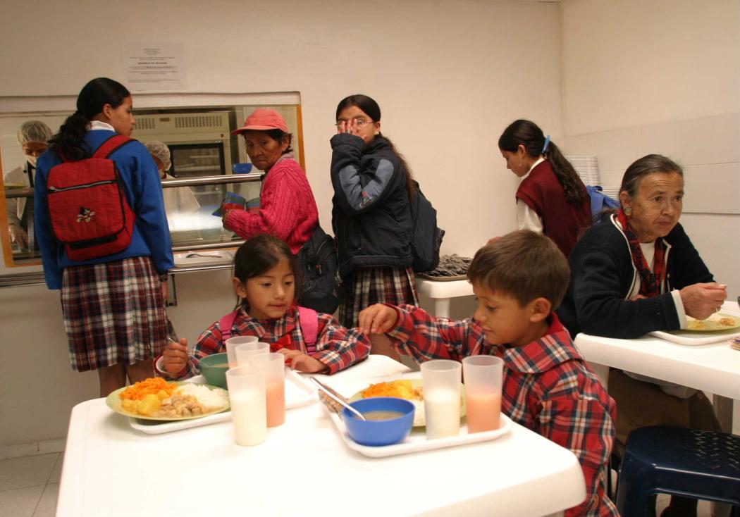 Niños sentados en un comedor.