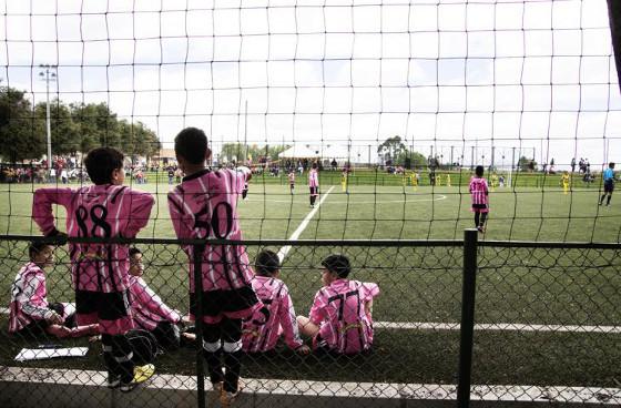 Nueva cancha sintética beneficia a escuelas de fútbol y comunidad de Suba y Engativá