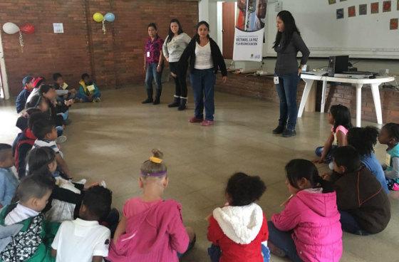 Comunidad reunida en auditorio