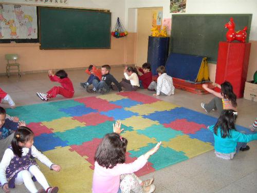 Niños juegan en un aula de clase.