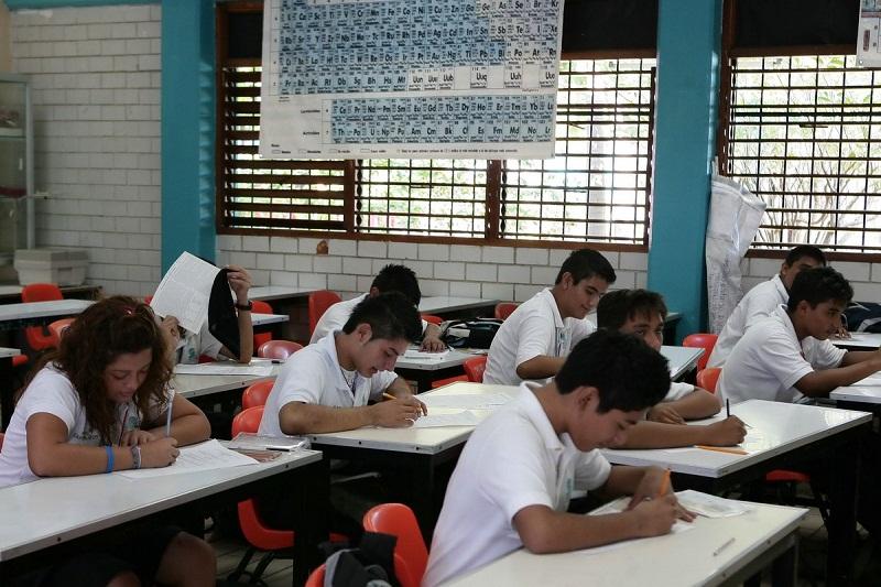 Grupo de estudiantes se reúnen en salón de clase