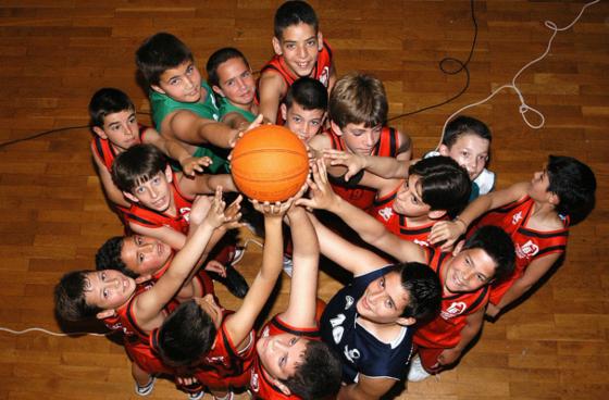 Niños jugando - Foto: mejoratubasquet.blogspot.com