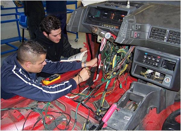 Imagen de dos personas trabajando 