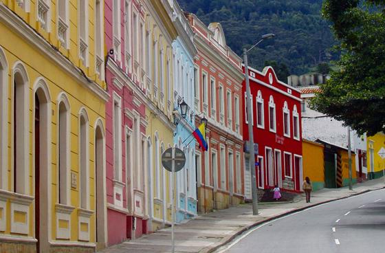 Con colores y dibujos transforman calles de la localidad de Los Mártires