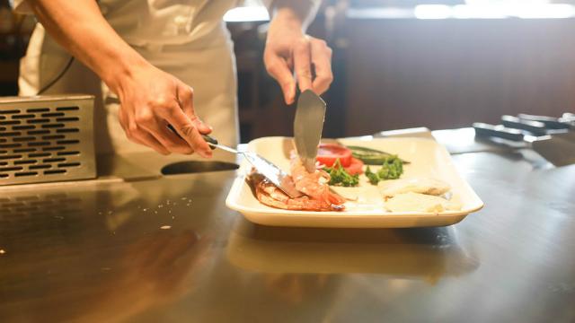  cargos de cajeras, auxiliares de cocina, plancheros y administradores de punto