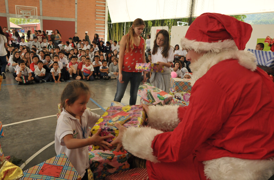 Entrega de regalos - Foto: www.lapatria.com