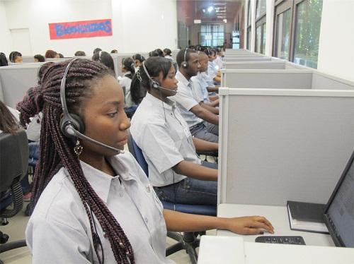 Mujer presta el servicio de call center 