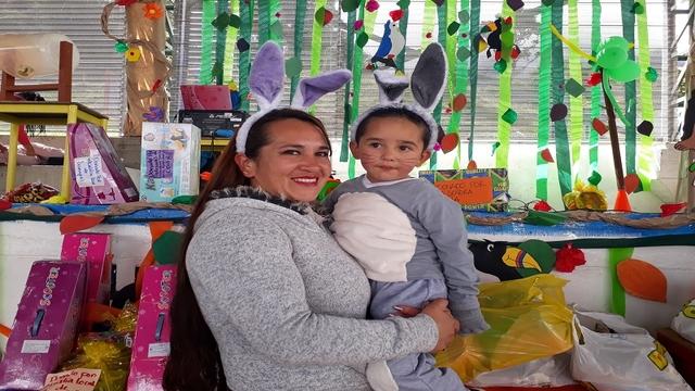 Yolanda Dimaté y su hijo Carlos Sebastián - Foto: Secretaría de Integración Social