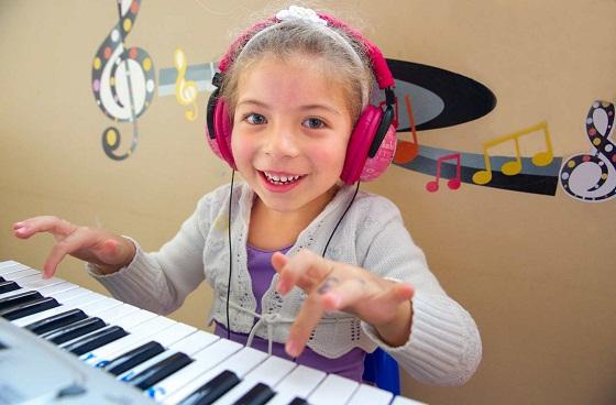 Niña tocando organeta - Foto:academiasemillas.com