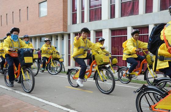 Estudiantes en bicicleta - Foto: www.notasdeaccion.com