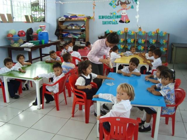 Plano general de un aula de clases con niños.