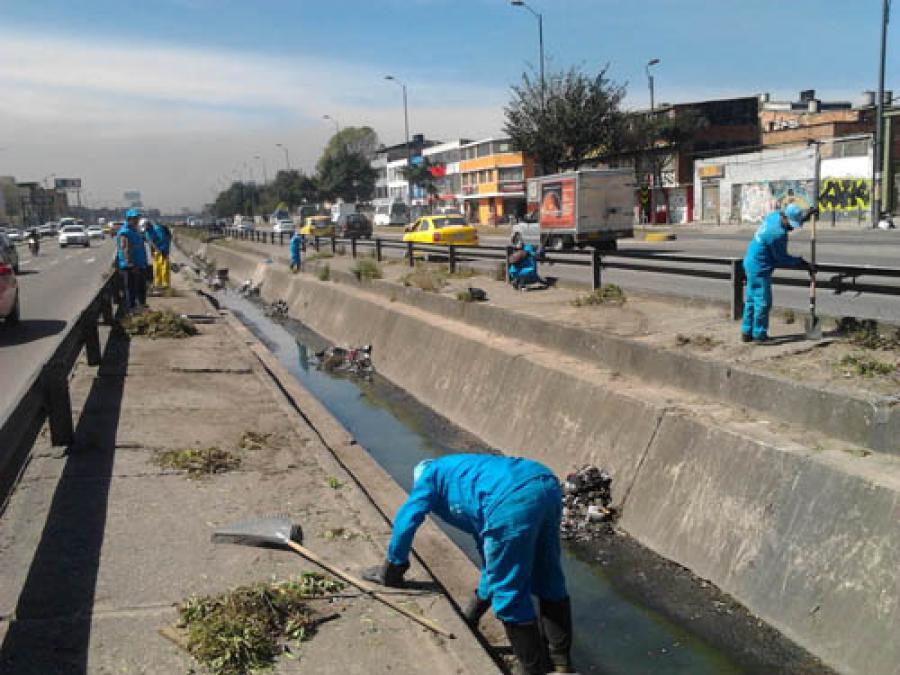 Evite arrojar residuos en sumideros.