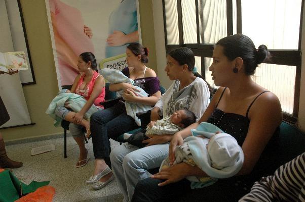 Madres lactantes reunidas en grupo con sus bebés