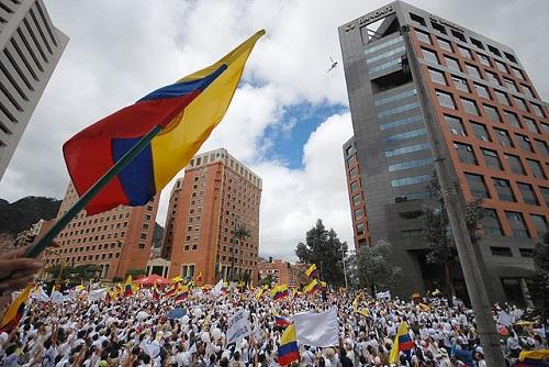 Imagen con miles de personas reunidas en una marcha. 