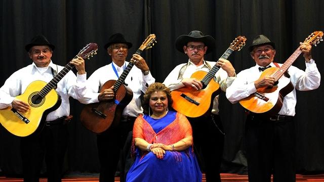 Doña María Inés Afanador y el grupo musical ‘Parranderos Mayores’ - Foto: Secretaría de Integración Social