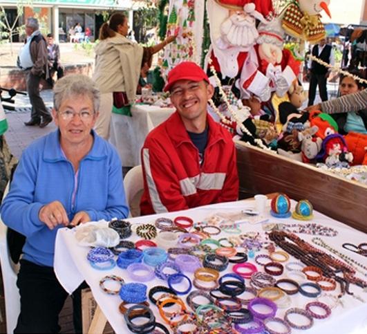 Víctimas presentan sus productos en un estand.