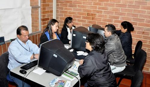 Padres asisten a jornada de asignación de matrículas.