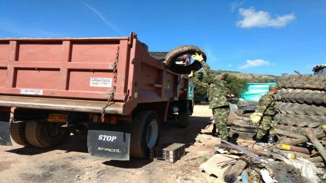 Recolección de llantas en espacio público - Foto: Alcaldía Local de Usme