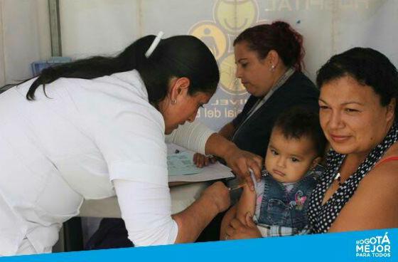 Una profesional de la salud aplica una vacuna a un niño pequeño.