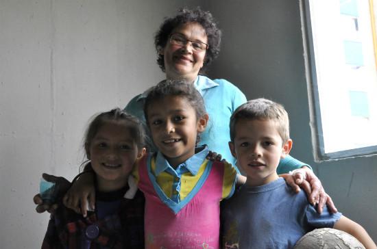 Mujer posa para la foto con niños