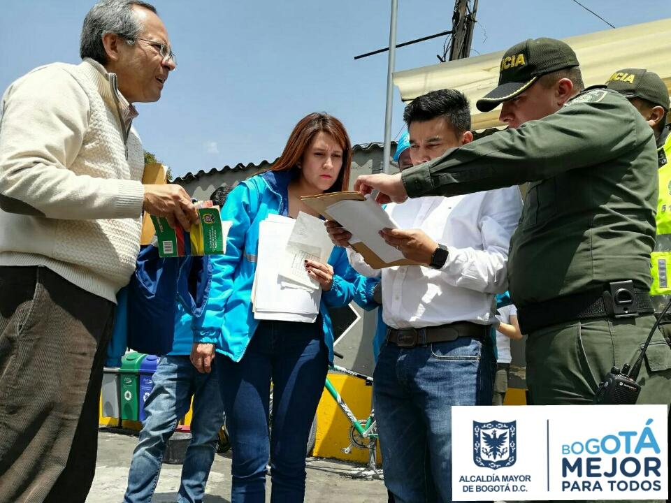 Alcaldesa de Teusaquillo con la Policía Metropolitana de Bogotá en el parqueadero El Campín -Foto: Alcaldía Local de Teusaquillo