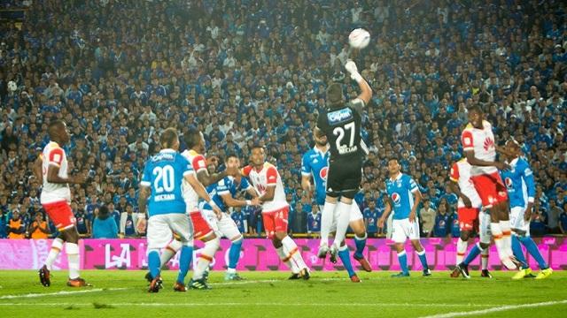 Hincha azul, hincha rojo... así celebrará este domingo el equipo que salga campeón. Foto: Alcaldía Mayor