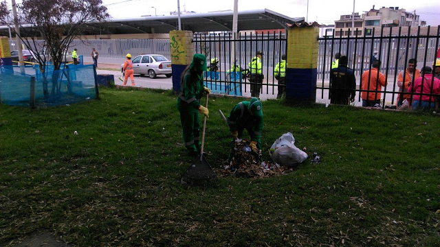 Realizan jornada de limpieza en la Avenida Primera de Mayo - Foto: Aguas de Bogotá