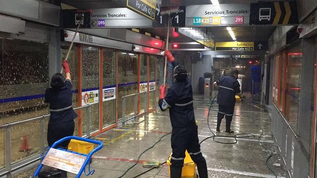 En un 100% se incrementa la frecuencia de lavado de TransMilenio. Foto: Prensa TransMilenio.