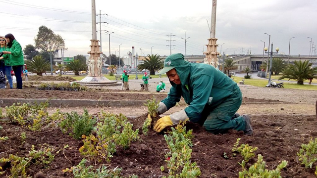 Siembra de plantas en el Monumento a Las Banderas - Foto: Jardín Botánico de Bogotá